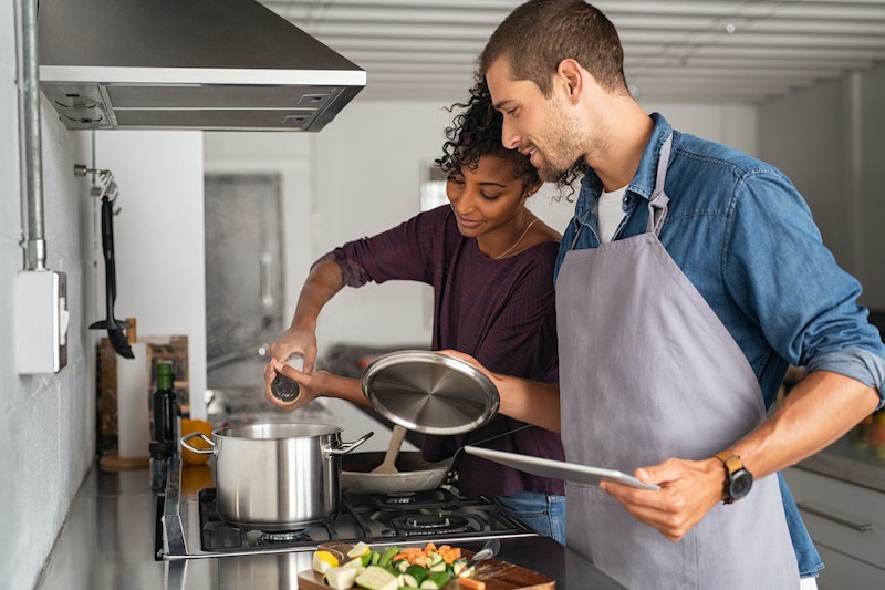 couple-cooking